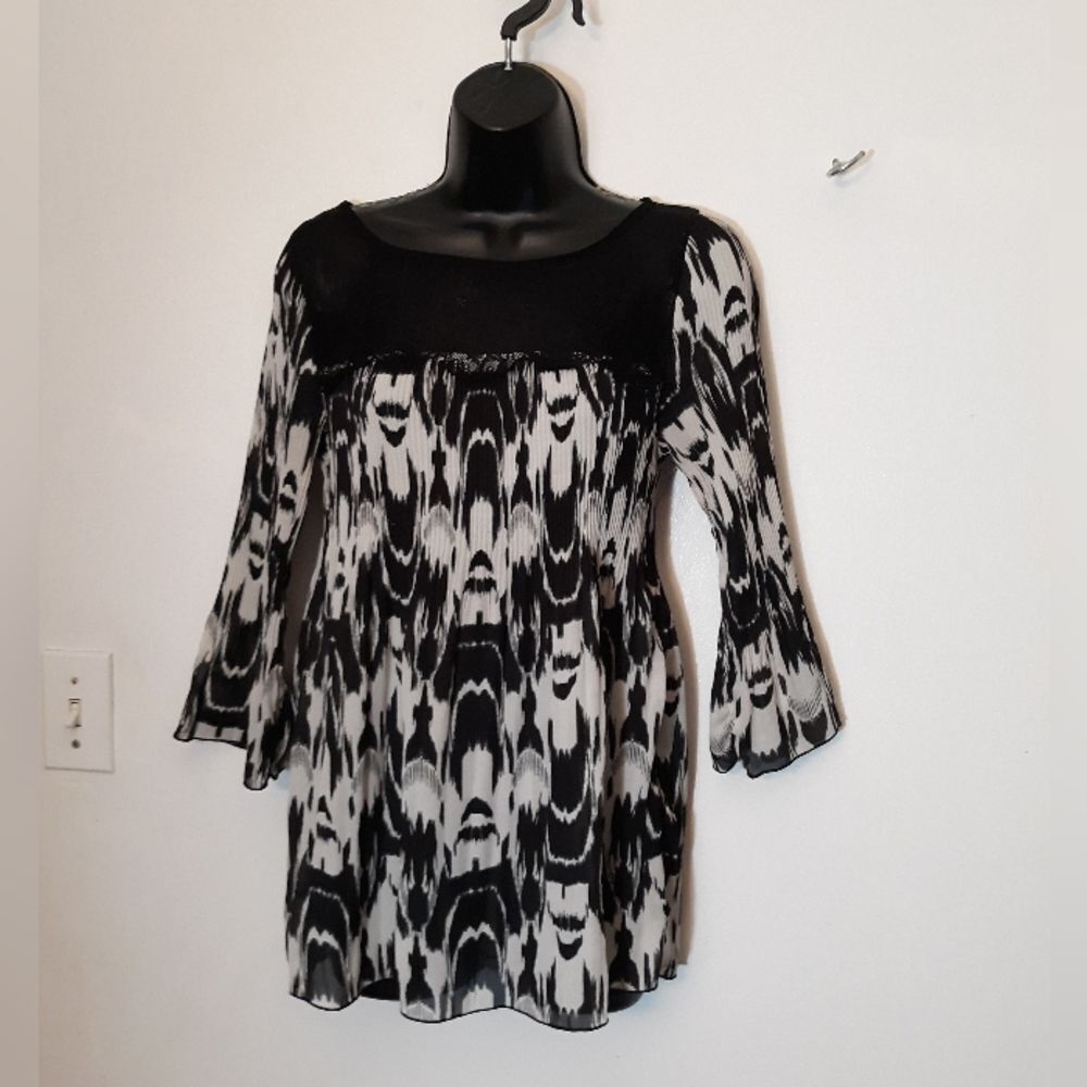 Nicola black/white crinkle lace blouse